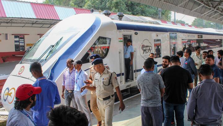 Vande Bharat Express : देशाला आणखी एक वंदे भारत मिळाली आहे. ही वंदे भारत ट्रेन उत्तराखंडसाठी धावेल. तर उत्तराखंडसाठी ही पहिलीच वंदे भारत एक्सप्रेस आहे.
