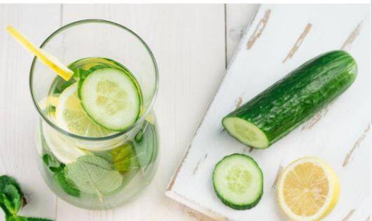 ਖਾਲੀ ਪੇਟ ਖੀਰਾ ਖਾਣਾ ਸਿਹਤ ਲਈ ਫਾਇਦੇਮੰਦ? : ਖਾਲੀ ਪੇਟ ਖੀਰਾ ਖਾਣਾ ਸਿਹਤ ਲਈ ਬਿਲਕੁਲ ਵੀ ਫਾਇਦੇਮੰਦ ਨਹੀਂ ਕਿਉਂਕਿ ਇਹ ਸਰੀਰ ਨੂੰ ਹਾਈਡ੍ਰੇਟ ਰੱਖਣ ਦੇ ਨਾਲ-ਨਾਲ ਸਰੀਰ ਦੇ ਜ਼ਹਿਰੀਲੇ ਤੱਤਾਂ ਨੂੰ ਬਾਹਰ ਕੱਢਣ ਦਾ ਕੰਮ ਕਰਦਾ ਹੈ।