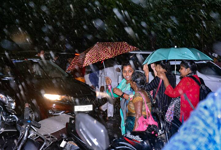 মাঝারি বৃষ্টি হতে পারে দার্জিলিং ও কালিম্পং সহ পার্বত্য এলাকায়। আগামী ২৪ ঘণ্টায় উত্তরবঙ্গ জুড়েই ঝড় এবং বৃষ্টির পূর্বাভাস।