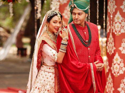 ਸਟਾਰ ਪਲੱਸ ਦੇ ਸਭ ਤੋਂ ਮਸ਼ਹੂਰ ਸ਼ੋਅ 'ਅਨੁਪਮਾ' 'ਚ ਇਨ੍ਹੀਂ ਦਿਨੀਂ ਕਾਫੀ ਡਰਾਮਾ ਚੱਲ ਰਿਹਾ ਹੈ। ਦਰਸ਼ਕਾਂ ਨੂੰ ਸ਼ੋਅ ਨਾਲ ਜੋੜੀ ਰੱਖਣ ਲਈ ਮੇਕਰਸ ਨਵੇਂ ਮੋੜ ਅਤੇ ਮੋੜ ਲਿਆ ਰਹੇ ਹਨ। ਇਸ ਸਮੇਂ ਸੀਰੀਅਲ 'ਚ ਡਿੰਪੀ ਅਤੇ ਸਮਰ ਦੇ ਵਿਆਹ ਦਾ ਜਸ਼ਨ ਮਨਾਇਆ ਜਾ ਰਿਹਾ ਹੈ।