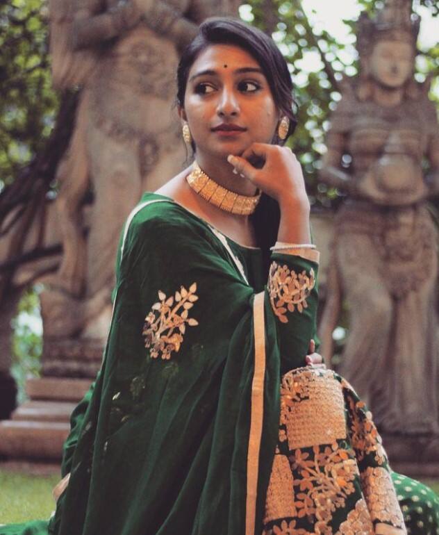 मोहिना सिंह पॉपुलर टीली शो ‘ये रिश्ता क्या कहलाता है’ से काफी पॉपुलर हुई थी. बेहतरीन एक्टर के अलावा वह एक शानदार डांसर भी हैं. इसके अलावा वह मध्य प्रदेश के रीवा के शाही परिवार से भी ताल्लुक रखती हैं. मोहिना ने 2019 में उत्तराखंड के एक शाही परिवार से ताल्लुक रखने वाले सुयश रावत से शादी के बाद एक्टिंग की दुनिया को अलविदा कह दिया था. हालांकि मोहिना अब सोशल मीडिया पर एक्टिल रहती हैं. वह एक YouTuber भी है और उसका अपना चैनल है जहां वह डांस वीडियो के साथ-साथ अपने डेली रूटिन के कई अपडेट पोस्ट करती हैं. 2022 में, मोहिना ने अपने बेटे अयांश वेलकम किया था.