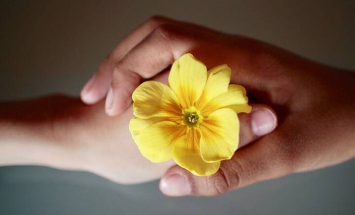 শুধু ভাললাগা নয়, মনে মনে হয়ত ভালবেসেও ফেলেছেন তাঁকে। কিন্তু সিদ্ধান্ত মনের কথা মুখে আনতে দ্বিধাবোধ হচ্ছে। আবার সম্পর্কে হয়ত জড়িয়ে পড়ছেন, কিন্তু ভবিষ্যৎ নিয়ে সিদ্ধান্ত নিতে পারছেন না কিছুতেই।