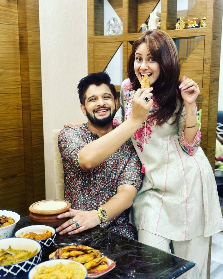 মেনুতে রয়েছে পোলাও, মাংস থেকে শুরু করে একাধিক লোভনীয় পদ। তৃণার মায়ের সঙ্গে ফ্রেমবন্দি হলেন নীল। রইলেন তৃণাও। সোশ্যাল মিডিয়ায় দেখা গেল মিষ্টি সম্পর্ক।