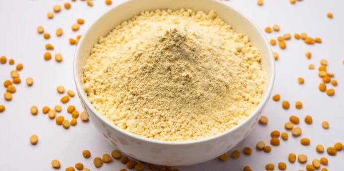 अचानक कुठे बाहेर फिरायला जाण्याचा प्लॅन असेल, तेव्हा चमकदार त्वचेसाठी पहिली पसंती चेहऱ्यावर बेसन लावण्याला असते. चेहऱ्याच्या तेजासाठी बेसनाचा वापर शतकानुशतके होत आहे. आजही अनेक महिला चेहऱ्यावर चमक आणण्यासाठी बेसनावर अवलंबून आहेत.