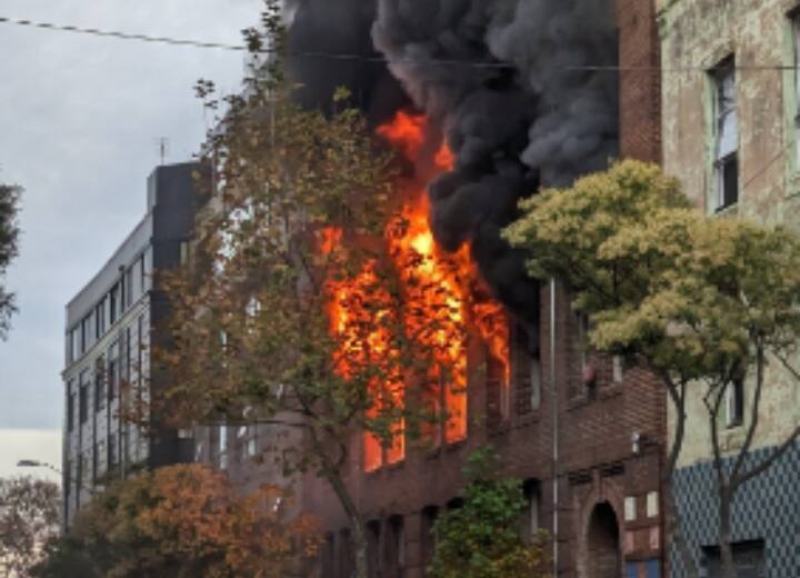 Australia Massive Fire In Sydney Building Viral video Watch: सिडनी की एक बहुमंजिला इमारत में लगी भीषण आग, सोशल मीडिया पर वीडियो हो रहा वायरल