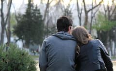 Relationship Tips: ভালবাসলেও সিদ্ধান্ত নিতে পারছেন না! কাছের মানুষটি ভরসার যোগ্য কিনা, বুঝুন এই লক্ষণগুলি দেখে