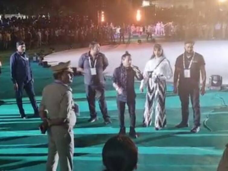 Singer Kailash Kher Tells Khelo India University Games Organisers 'Tameez Seekho' For Interrupting His Performance Singer Kailash Kher Tells Khelo India University Games Organisers 'Tameez Seekho' For Interrupting His Performance