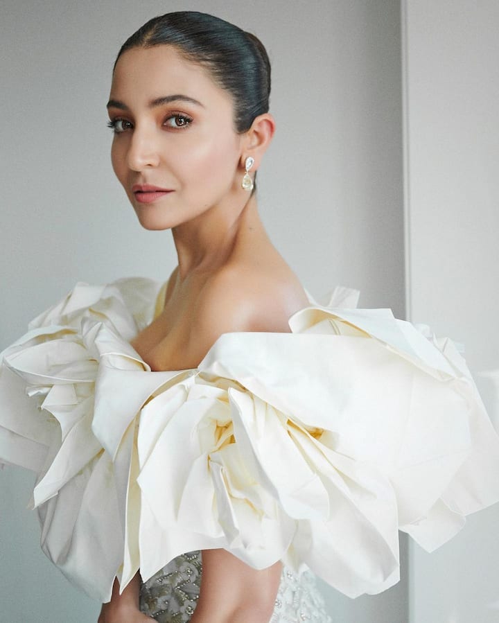 इस ड्रेस के साथ एक्ट्रेस ने कोई भी हैवी ज्वैलिरी कैरी नहीं की है और ना ही कोई हैवी मेकअप किया है. कानों में छोटे से ईयररिंग्स और और हाथों में अंगूठी पहने अनुष्का इस लुक में सिंपल और बेहद एलीगेंट लग रही हैं.