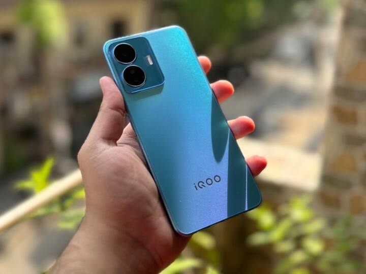 IQoo Z6 Lite: अगर आपको गेमिंग वगैरह का खूब शौक है तो ये फोन आपके लिए बेस्ट है. इसमें आपको 6.58 इंच FHD प्लस LCD डिस्प्ले, 5000 एमएएच की बैटरी,50MP का मेन कैमरा और साइड माउंटेड फिंगरप्रिंट सेंसर मिलता है. फोन की कीमत 13,999 रुपये से शुरू है.