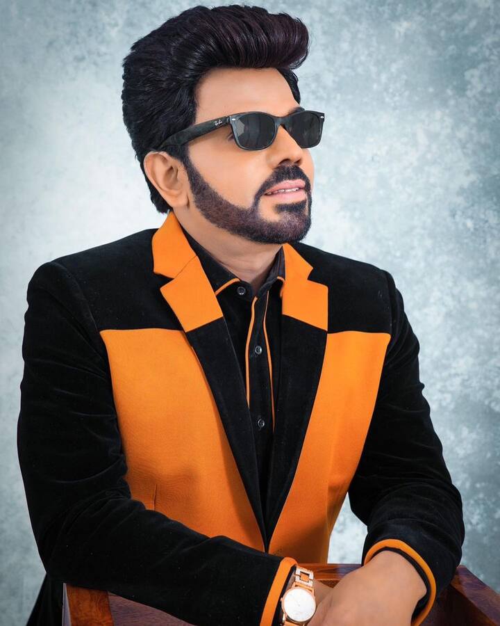லெஜண்ட் சரவணன் சமீபத்தில் போட்டோஷூட் செய்துள்ளார். நெட்டிசன்கள், அப்புகைப்படங்களை ஒவ்வொன்றாக பதிவிட்டு மீம்ஸ் போட்டு வருகின்றனர்.