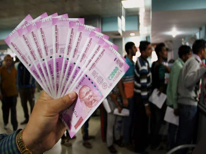 Chhattisgarh Two Aides Of Naxal Commander Held While On Way To Deposit Rs 6 Lakh In Rs 2000 Notes Chhattisgarh: Two Aides Of Naxal Commander Held While On Way To Deposit Rs 6 Lakh In Rs 2000 Notes