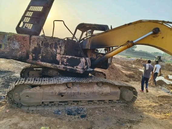 Latehar Naxalite Attack: पुल निर्माण में लगे वाहनों को नक्सलियों ने फूंका, मजदूरों की पिटाई कर दी धमकी