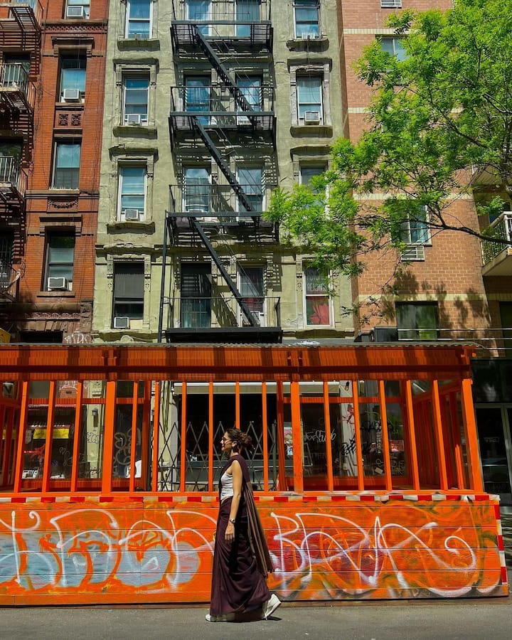 'பொன்மஞ்சள் மஞ்சள் பெண்ணே எங்கே செல்கிறாய் ..' நியூயார்க் வீதிகளில் டாப்சி!