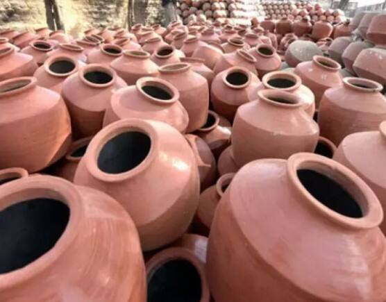 ਸਿਹਤ ਮਾਹਿਰਾਂ ਦਾ ਕਹਿਣਾ ਹੈ ਕਿ ਘੜੇ ਦਾ ਪਾਣੀ ਨਾ ਸਿਰਫ ਠੰਢਾ ਹੁੰਦਾ ਹੈ, ਸਗੋਂ ਇਹ ਸਿਹਤ ਲਈ ਵੀ ਫਾਇਦੇਮੰਦ ਹੁੰਦਾ ਹੈ। ਅਕਸਰ ਦੇਖਿਆ ਗਿਆ ਹੈ ਕਿ ਫਰਿੱਜ ਦਾ ਪਾਣੀ ਪੀਣ ਨਾਲ ਲੋਕ ਬਿਮਾਰ ਹੋ ਜਾਂਦੇ ਹਨ, ਗਲੇ 'ਚ ਖਰਾਸ਼ ਸ਼ੁਰੂ ਹੋ ਜਾਂਦੀ ਹੈ ਪਰ ਘੜੇ (Pitcher) ਦੇ ਪਾਣੀ ਨਾਲ ਅਜਿਹਾ ਨਹੀਂ ਹੁੰਦਾ। ਘੜੇ ਦਾ ਤਾਪਮਾਨ ਘਰ ਦੇ ਆਮ ਤਾਪਮਾਨ ਨਾਲੋਂ ਥੋੜ੍ਹਾ ਘੱਟ ਹੁੰਦਾ ਹੈ। ਇਸ ਕਾਰਨ ਮਟਕਾ ਪਾਣੀ ਨੂੰ ਠੰਢਾ ਰੱਖਣ ਦੇ ਨਾਲ-ਨਾਲ ਮਿੱਟੀ ਦਾ ਬਣਿਆ ਹੋਣ ਕਾਰਨ ਸਿਹਤ ਨੂੰ ਨੁਕਸਾਨ ਵੀ ਨਹੀਂ ਪਹੁੰਚਾਉਂਦਾ। 