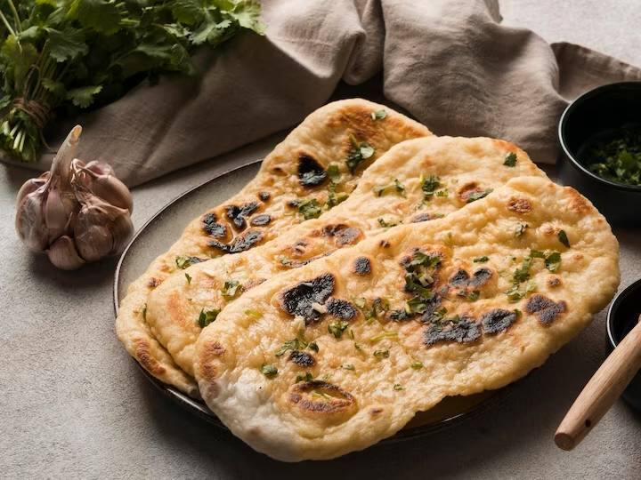 ब्रेड स्लाइस को छोटे-छोटे टुकड़ों में काट कर एक बाउल में अलग रख दें.