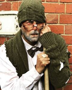 सिगरेट का कश मारता ये बूढ़ा आदमी है बॉलीवुड का हैंडसम एक्टर! शर्त लगा लीजिए नहीं पहचान पाएंगे आप