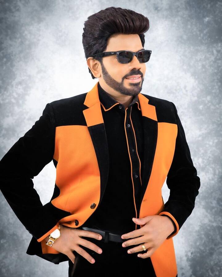 லெஜண்ட் படத்தில் முன்னணி நடிகர்களான விவேக், பிரபு, விஜயகுமார் உள்ளிட்டோர் நடித்திருந்தனர். நீண்ட இடைவெளிக்கு பிறகு இந்த படத்திற்கு ஹாரிஸ் ஜெயராஜ் இசையமைத்திருந்தார்.