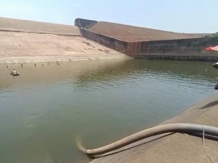 water waste in Kanker 21 lakh liter case Food Inspector suspended SDO issued condolence ANN Chhattisgarh: मोबाइल के लिए लाखों लीटर पानी बर्बाद करने वाला फूड इंस्पेक्टर सस्पेंड, SDO को भी शोकॉज नोटिस