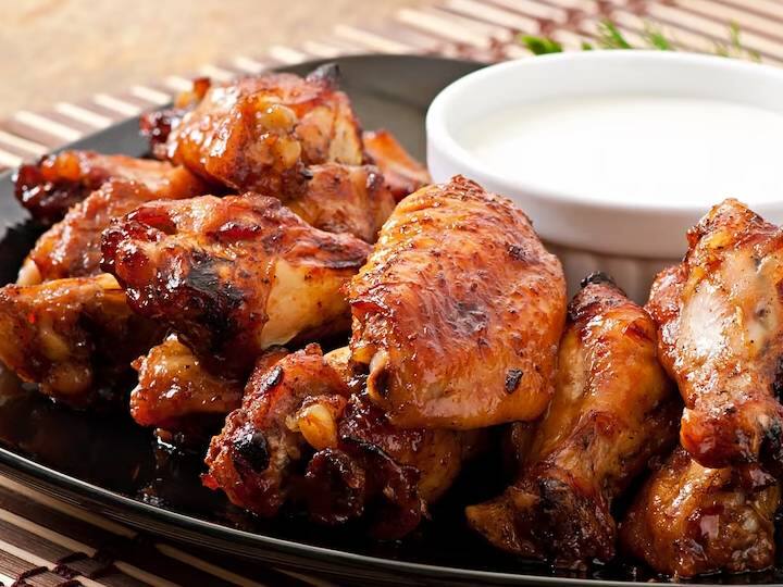 एक पैन लें उसमें तेल डालें और मध्यम आंच पर गरम करें.जब तेल ठीक-ठाक गर्म हो जाए तो पैन में अदरक और लहसुन का पेस्ट डालें.पैन में काली मिर्च पाउडर, गरम मसाला और धनिया पाउडर डालें. इसे एक-दो मिनट तक ठीक से पकाएं