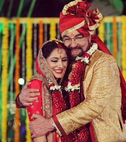 कबीर बेदी - इस लिस्ट का सबसे पहला नाम एक्टर कबीर बेदी का है. जिनकी लव लाइफ फिल्मी कहानी की तरह ही दिलचस्प रही है. एक्टर ने अपनी तीन असफल शादी के बाद 70 साल की उम्र में चौथी शादी की थी. उनकी चौथी शादी परवीन दोसांज से हुई है. दोनों के बीच 30 साल का फासला है.