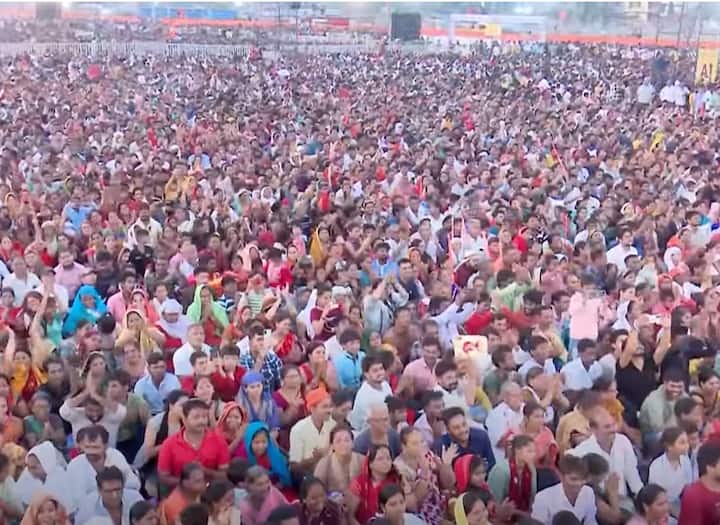 ગુજરાતની ભક્તિમય ધરતીને હું પ્રણામ કરુ છું. એક વાત તમે તમારી જીંદગીમાં યાદ રાખજો, ન તો હું તમારી પાસે માન લેવા આવ્યો છુ, ન તો ધન લેવા આવ્યો છું, ન તો હું તમારી પાસે સન્માન લેવા આવ્યું છું. હું મારા ખિસ્સામાંથી તમને હનુમાન દેવા આવ્યો છું.