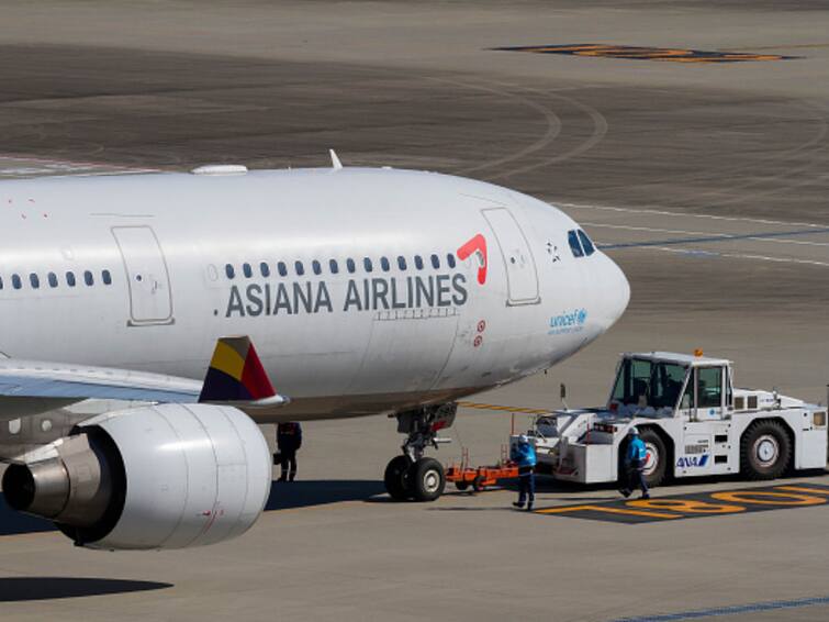 Passenger Of South Koeran Flight Partially Open Emergency Exit Door Authorities Question Passenger Of Asiana Airlines Airbus A321