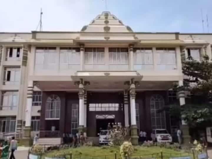 கரூர் மாவட்ட கலெக்டர் அலுவலக கூட்டரங்கில் வளர்ச்சி திட்ட பணிகள் குறித்து ஆய்வு