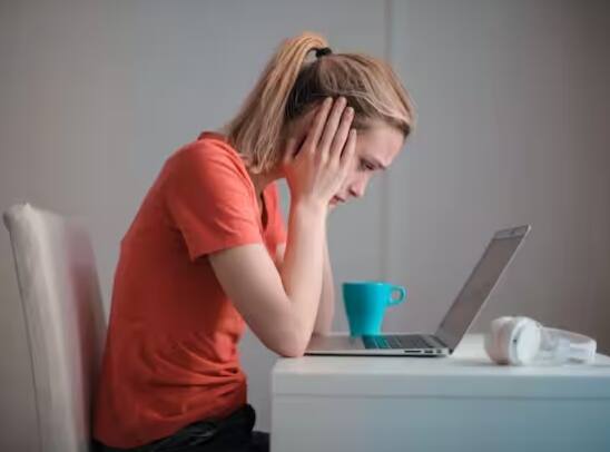 ਸ਼ੱਕੀ ਕਾਲਾਂ ਜਾਂ SMS ਨੂੰ ਬਲੌਕ ਕਰੋ ਅਤੇ ਰਿਪੋਰਟ ਕਰੋ ਤਾਂ ਜੋ ਭਵਿੱਖ ਵਿੱਚ ਕਿਸੇ ਨਾਲ ਅਜਿਹਾ ਨਾ ਹੋਵੇ। ਧਿਆਨ ਦਿਓ, ਘੁਟਾਲੇਬਾਜ਼ ਲੋਕਾਂ ਨੂੰ ਲਾਲਚ ਦੇ ਕੇ ਆਪਣੇ ਜਾਲ ਵਿੱਚ ਫਸਾ ਲੈਂਦੇ ਹਨ। ਇਸ ਲਈ ਕਿਸੇ ਵੀ ਤਰ੍ਹਾਂ ਦੇ ਲਾਲਚ ਵਿੱਚ ਨਾ ਫਸੋ। ਇੰਟਰਨੈੱਟ ਦੀ ਵਰਤੋਂ ਸਾਵਧਾਨੀ ਅਤੇ ਸਤਰਕ ਹੋ ਕੇ ਰਹੋ।