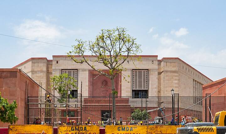 আগামী রবিবার নতুন সংসদ ভবনের উদ্বোধন করার কথা প্রধানমন্ত্রী নরেন্দ্র মোদির। উদ্বোধন অনুষ্ঠান ঘিরে রাজনৈতিক তরজা তুঙ্গে।