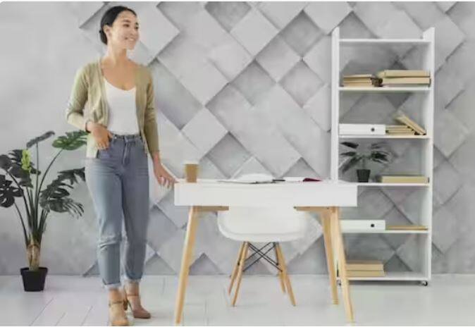 ਜੇਕਰ ਤੁਸੀਂ ਦਫਤਰ ਜਾਂਦੇ ਹੋ ਅਤੇ ਤੁਹਾਡੀ ਨੌਕਰੀ ਡੈਸਕ ਅਧਾਰਤ ਹੈ, ਤਾਂ 30 ਤੋਂ 35 ਮਿੰਟ ਲਈ ਖੜ੍ਹੇ ਹੋਵੋ ਅਤੇ ਆਪਣੇ ਸਰੀਰ ਨੂੰ ਖਿੱਚੋ। ਥੋੜ੍ਹੀ ਦੇਰ ਲਈ ਚੱਲੋ। ਇਸ ਨਾਲ ਤੁਸੀਂ ਐਕਟਿਵ ਰਹਿ ਸਕਦੇ ਹੋ।