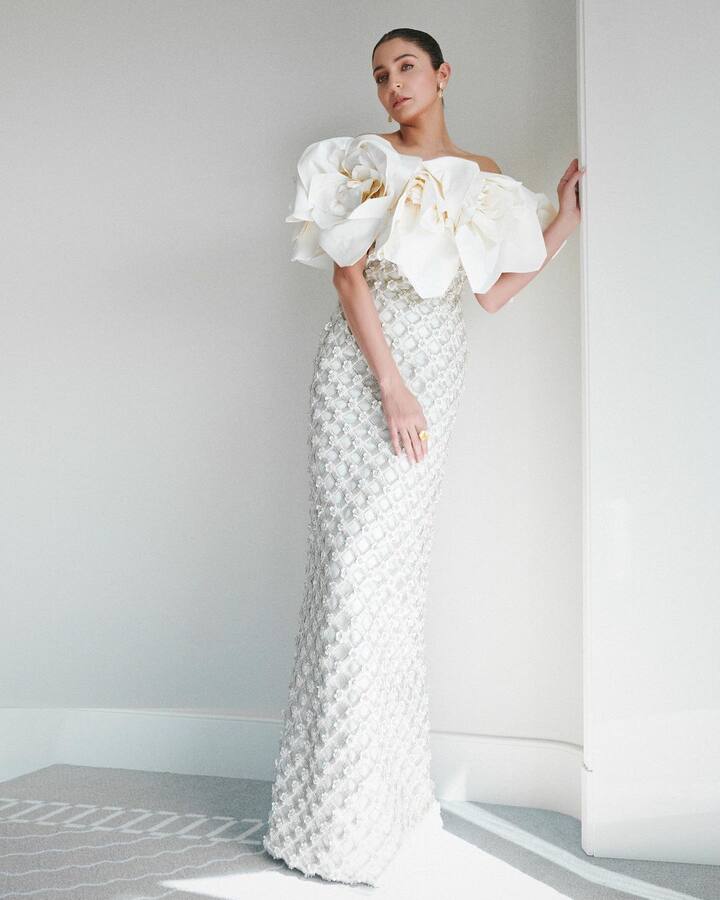 फोटो में आप देख सकते हैं कि कान्स डेब्यू के लिए अनुष्का ने बहुत ही एलीगेंट लुक चुना है. एक्ट्रेस ने व्हाइट कलर की ऑफ शोल्डर बॉडीफिडेट ड्रेस पहनी है.