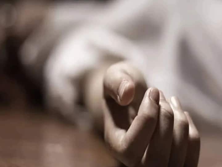 Man killed his girlfriend by slitting her throat in auto in Mumbai Mumbai Crime: ऑटो में झगड़े के बाद गला काटकर गर्लफ्रेंड की हत्या, खुद पर भी किया वार