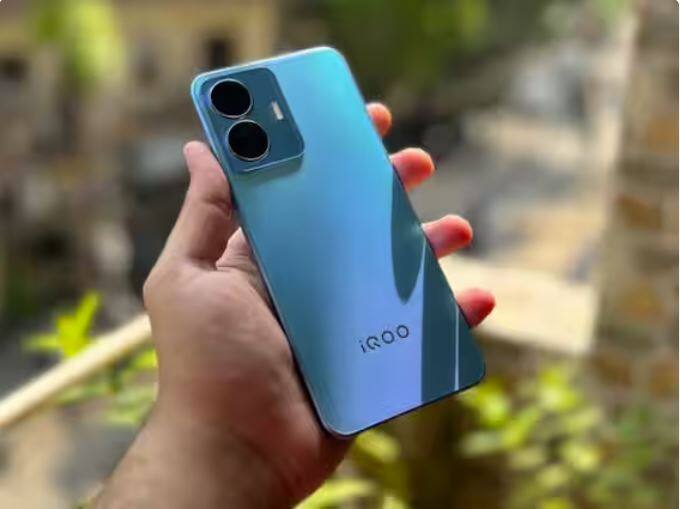 IQoo Z6 Lite: ਜੇਕਰ ਤੁਸੀਂ ਗੇਮਿੰਗ ਆਦਿ ਦੇ ਬਹੁਤ ਸ਼ੌਕੀਨ ਹੋ ਤਾਂ ਇਹ ਫੋਨ ਤੁਹਾਡੇ ਲਈ ਸਭ ਤੋਂ ਵਧੀਆ ਹੈ। ਇਸ 'ਚ ਤੁਹਾਨੂੰ 6.58 ਇੰਚ ਦੀ FHD ਪਲੱਸ LCD ਡਿਸਪਲੇ, 5000 mAh ਬੈਟਰੀ, 50MP ਮੁੱਖ ਕੈਮਰਾ ਅਤੇ ਸਾਈਡ ਮਾਊਂਟਿਡ ਫਿੰਗਰਪ੍ਰਿੰਟ ਸੈਂਸਰ ਮਿਲਦਾ ਹੈ। ਫੋਨ ਦੀ ਕੀਮਤ 13,999 ਰੁਪਏ ਤੋਂ ਸ਼ੁਰੂ ਹੁੰਦੀ ਹੈ।