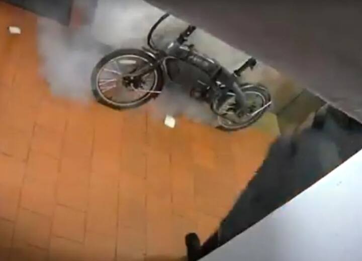Electric bike caught fire during charging in london Watch: चार्जिंग के दौरान इलेक्ट्रिक बाइक में लगी आग, बाल-बाल बचा गाड़ी मालिक