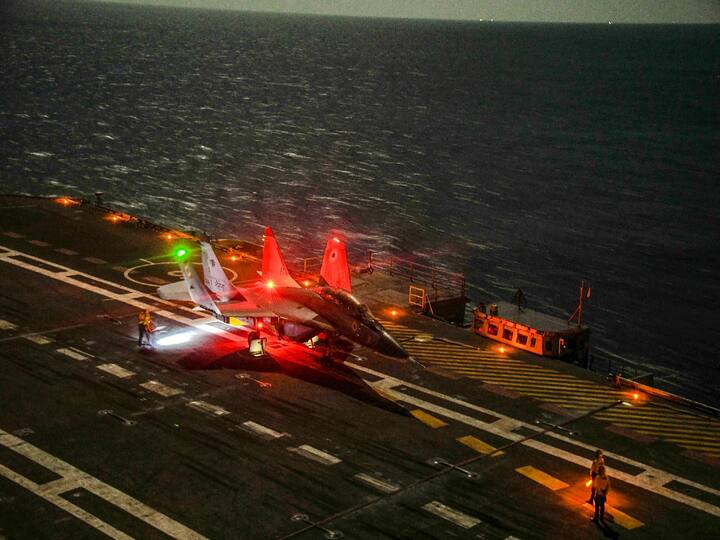 MiG-29K Maiden Night Landing:  ભારતીય નૌકાદળે ભારતના સ્વદેશી INS વિક્રાંત યુદ્ધ જહાજ પર મિગ-29Kનું સફળ નાઇટ લેન્ડિંગ કરી વધુ એક રેકોર્ડ બનાવ્યો. નેવીએ તેને ઐતિહાસિક સિદ્ધિ ગણાવી છે.