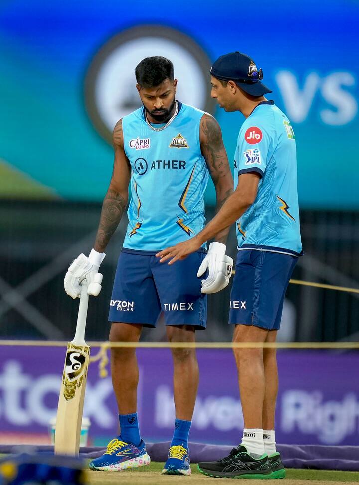 आतापर्यंत आयपीएल सामन्यांमध्ये मुंबईच्या सूर्यकुमार यादव समोर गुजरातच्या राशिद खानची गोलंदाजी फिकी पडल्याचं दिसत आहे. महत्त्वाचं म्हणजे राशिद खान अद्याप सूर्यकुमार यादवला आयपीएलमध्ये बाद करू शकलेला नाही.