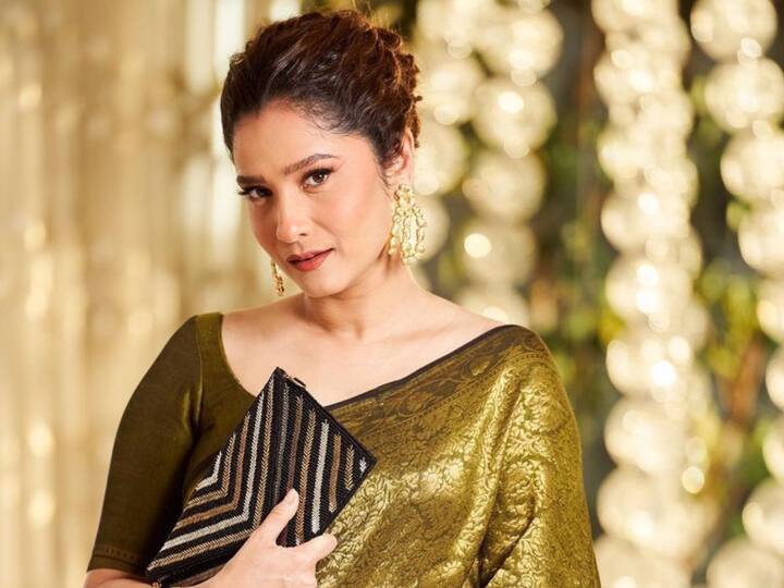 Ankita Lokhande : अंकिता लोखंडेने सोशल मीडियावर शेअर केलेल्या फोटोत ती बेबी बंप लपवताना दिसत आहेत.