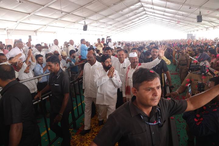 यावेळी शिवसेनेचे मंत्री संदिपान भुमरे, अब्दुल सत्तार आणि आमदार रमेश बोरनारे हे देखील उपस्थित होते.