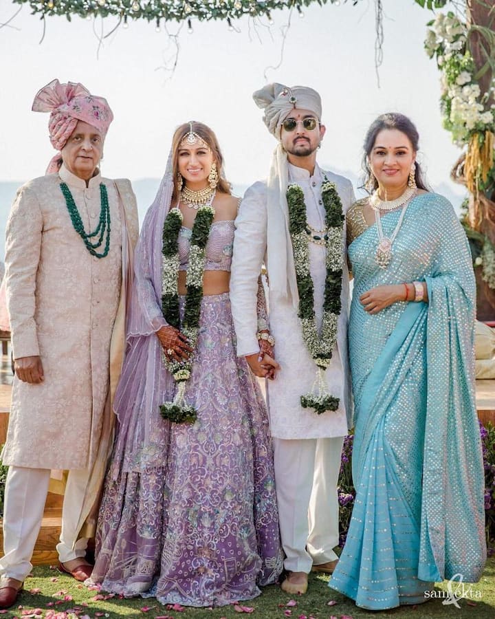 बता दें कि पद्मिनी कोल्हापूरे ने प्रदीप शर्मा से शादी की थी. दोनों एक बेटे प्रियांक शर्मा के पेरेंट्स है. जिसकी कुछ वक्त पहले शादी हुई थी.