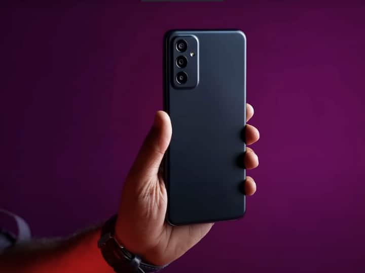 samsung Galaxy F23 5G: ये फोन भी इस बजट में शानदार है. फोन में स्नैपड्रैगन 750G प्रोसेसर,50MP का मेन कैमरा,6.6 इंच FHD प्लस TFT डिस्प्ले और 5000 एमएएच की बैटरी मिलती है. फोन की कीमत 14,999 रुपये है.