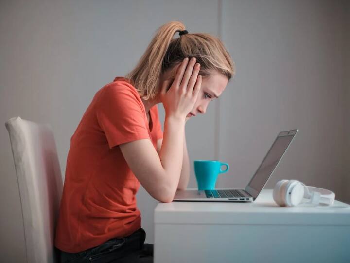 सस्पीशियस कॉल या एसएमएस को ब्लॉक् और रिपोर्ट करें ताकि आगे किसी के साथ ऐसा न हो. ध्यान दें, स्कैमर लोगों को लालच देकर अपने जाल में फसांते हैं. इसलिए किसी भी तरह के लालच में न आएं. इंटरनेट का इस्तेमाल सावधानी और सतर्क होकर करें.