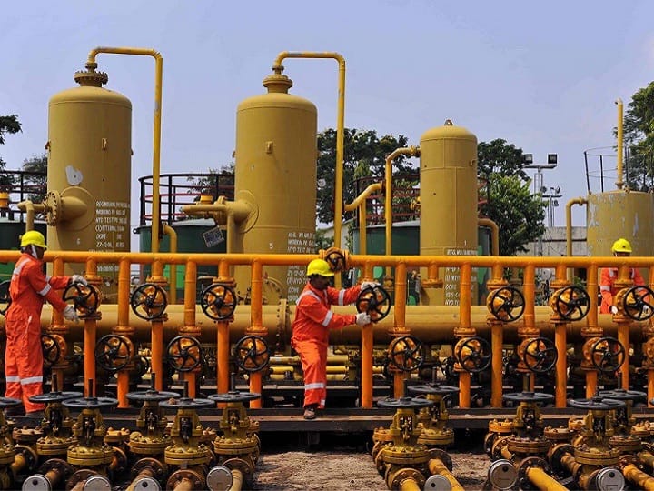 India oil companies dividends worth 2500 crore stuck in Russia due to economic sanctions India Oil Dividend: रूस-यूक्रेन युद्ध से भारत का नुकसान, सरकारी तेल कंपनियों के फंसे 2500 करोड़