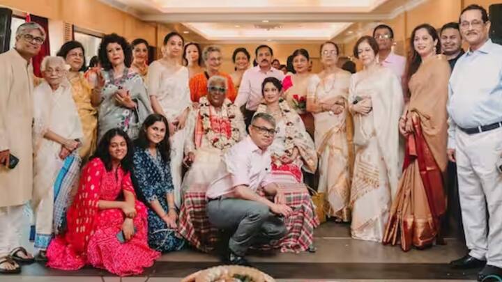 বৃহস্পতিবার শহরের একটি ক্লাবে রূপালী বড়ুয়ার গলায় মালা পরালেন এই বর্ষীয়ান অভিনেতা।