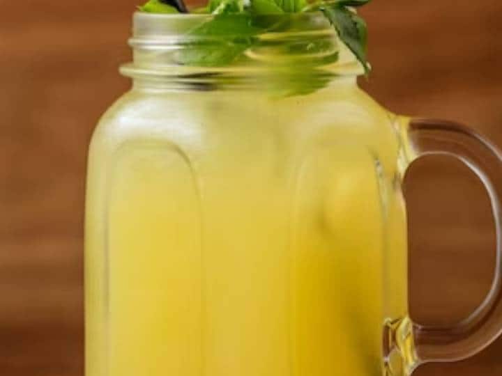 इस अनोखे मैंगो मिंट लस्सी के लिए आपको दही, पुदीन और ठंडा रखने के लिए बर्फ चाहिए. यह पेट सी जुड़ी बीमारियों में भी काफी ज्यादा सहायक है. किट्टी पार्टी हो या बर्थडे पार्टी इस आसान और झटपट बनने वाली रेसिपी को जरूर आजमाएं.यह मैंगो मिंट लस्सी स्वाद के लिए एकदम सही है और इसे स्मूदी के रूप में भी परोसा जा सकता है.