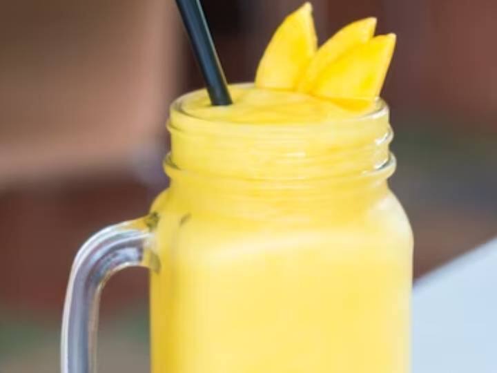 एक बार जब आम प्यूरी हो जाए और लस्सी तैयार हो जाए.पेय को मनचाहे गिलास में डालें और पुदीने की पत्तियों से सजाए.अगर आपको आम ज्यादा कसेले टाइप लगते हैं, तो आप स्वाद बढ़ाने और इसे मीठा बनाने के लिए इसमें थोड़ा शुगर फ्री या शहद मिला सकते हैं.