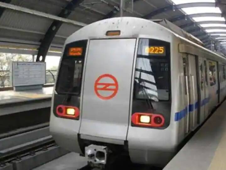 Delhi Metro Suicide Man Died After Jumped In Front Of Metro Train at Mandi House Metro Station ann Delhi Metro Suicide: मंडी हाउस में मेट्रो के आगे कूदकर युवक ने की आत्महत्या, 24 घंटे में ऐसी दूसरी घटना