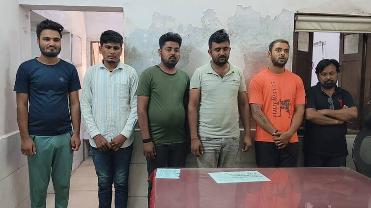 In Surat, PCB police arrested 6 people with 256 boxes of foreign liquor Surat: સુરતમાં પીસીબી પોલીસે બોલાવ્યો સપાટો, 256 પેટી વિદેશી દારુ સાથે 6 લોકોની કરી ધરપકડ