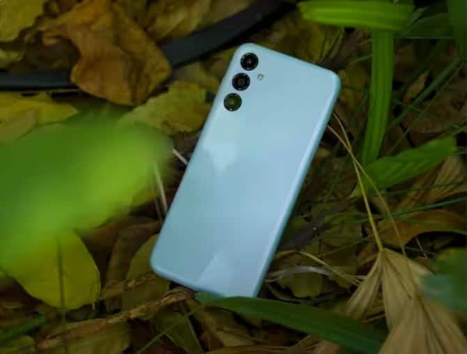 Samsung Galaxy M14 5G: ਜੇਕਰ ਤੁਸੀਂ ਚੰਗੀ ਬੈਟਰੀ ਵਾਲਾ ਫ਼ੋਨ ਚਾਹੁੰਦੇ ਹੋ ਤਾਂ Galaxy M14 5G ਇਸ ਰੇਂਜ ਵਿੱਚ ਇੱਕ ਚੰਗਾ ਫ਼ੋਨ ਹੈ। ਫੋਨ ਦੀ ਕੀਮਤ 14,999 ਰੁਪਏ ਹੈ ਅਤੇ ਇਸ ਨੂੰ ਹਾਲ ਹੀ 'ਚ ਲਾਂਚ ਕੀਤਾ ਗਿਆ ਹੈ। ਇਸ ਵਿੱਚ 6000 mAh ਦੀ ਬੈਟਰੀ, Exynos 1330 5nm ਪ੍ਰੋਸੈਸਰ ਅਤੇ 50MP ਪ੍ਰਾਇਮਰੀ ਕੈਮਰਾ ਹੈ।
