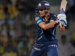 Photos: विस्फोटक शतक के बाद शुभमन गिल ने बैट को किया 'किस', रोहित ने देखें कैसे मुस्कुरा कर दी बधाई