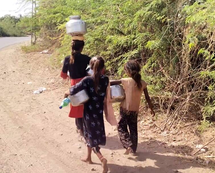 The problem of drinking water became acute in Sodavadara village of Bhavnagar Bhavnagar: વાસમોનાં કામમાં લાખોનો ભ્રષ્ટાચાર, એક એક પાણીના ટીપા માટે તરસી રહ્યા છે લોકો